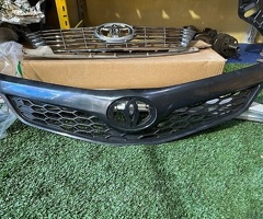 Ban-Kuza hissələr, "Toyota Camry 2012" radiator barmaqlığı