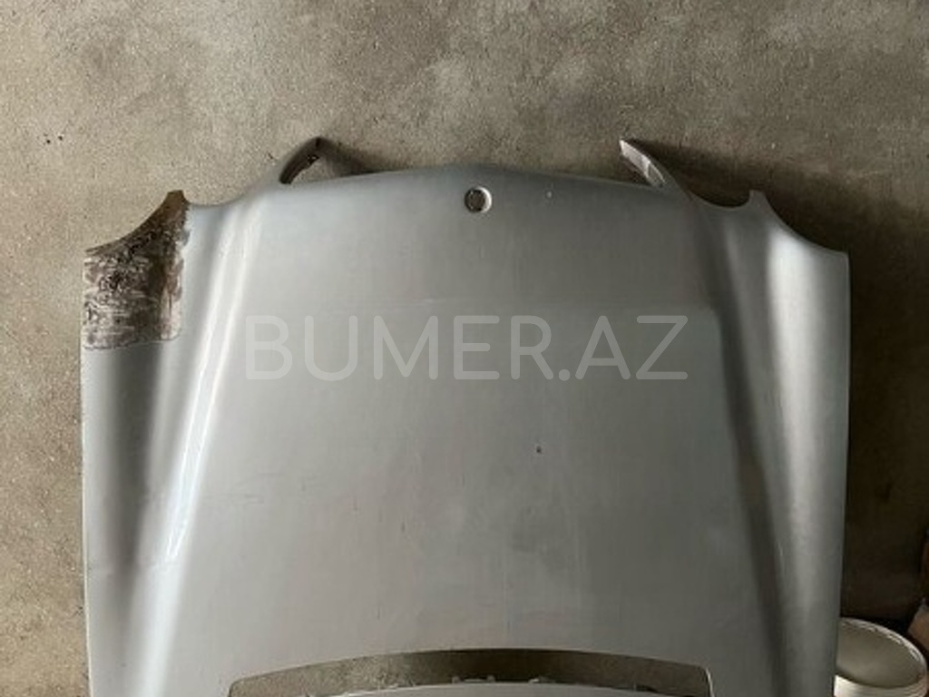 Ban-Kuza hissələr  Mercedes, "Mercedes E240" kapotu