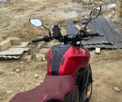 Yaxşı vəzyətdədir böyük kub alacam deyə satıram moto binəqədidədir. Bütün rasxodnikləri dəyişdrilib