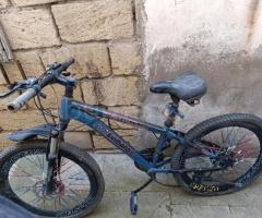 Velosiped. Shimano və Magnum markalı velosipedlər Təcili satılır hər ikisi birlikdə 110 manat . Təzə