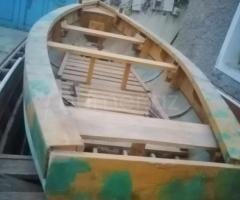 4 metr uzunluğu plastmas yeni qayıq.Yüngül əsl yazda yayda göllərdə istifade oluncaq qayıqdır