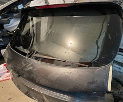 Ban-Kuza hissələr  Porsche, "Porsche Macan" arxa şüşəsi