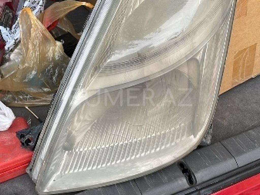 Ban-Kuza hissələr  Toyota, Toyota Prius faraları