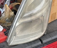 Ban-Kuza hissələr  Toyota, Toyota Prius faraları