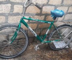 28lik desna velosiped 1 dene qabaq topu deyismelidi surulur bele tekerlerinde problem yoxdu