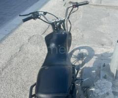 Moped/motosiklet – 108 sm³ - Mühərrik: 4-takt, hava ilə soyudulan, silindr həcmi 108 sm³ (mühərrik ü