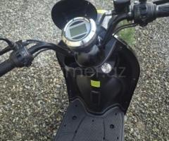 Elektrikli moped, Volta VS2 rəsmi dillerden alınıb. Heç bir problemi yoxdu. Üstündə dəbilqədə hədiyy