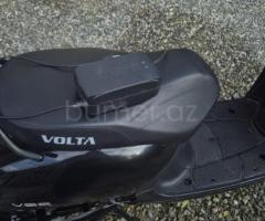 Elektrikli moped, Volta VS2 rəsmi dillerden alınıb. Heç bir problemi yoxdu. Üstündə dəbilqədə hədiyy
