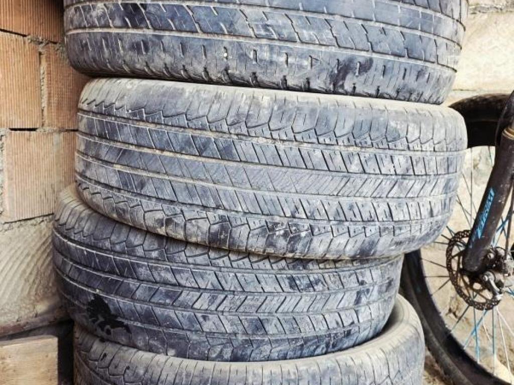 235 60 r 18 yaxşı vəziyyətdə